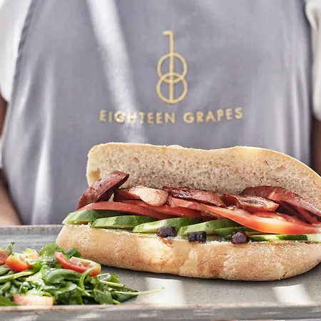 فندق 18 Grapes 5*